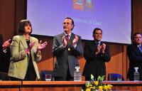 El rector Víctor Pérez a la cabeza de los reconocimientos entregados por la Universidad de Chile a académicas y académicos destacados durante el 2013 por sus investigaciones y creaciones artísticas.