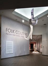 El académico del Departamento de Artes Visuales trabajó como curador invitado de la exhibición "Folk Couture: Fashion and Folk Art", muestra que se exhibió en el American Folk Art Museum.