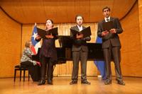 Los estudiantes de canto Camila García, Martín Aurra y Nicolás Aguad a cargo de la prof. Lucía Gana interpretaron el himno de la Universidad de Chile al finalizar la ceremonia.