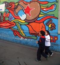 La relación entre arte y calle tiene sus orígenes en Chile en los años 60 producto de la actividad muralista.