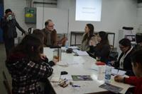Kevin Murray dictando el taller "El Objeto Social" a estudiantes de Artes Visuales