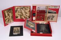 Caja de cartón con réplicas en miniatura, fotografías y reproducciones en color de obras del artista (Marcel Duchamp). Fundación Joan Miró, Barcelona. Donación de Alexina Duchamp.