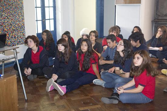 Las y los estudiantes participaron de la actividad interna "Encuentro con un artista", donde pudieron conocer testimonios de una compositora, una bailarina y una artista visual. 