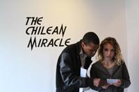 Gran cantidad de público latino y chileno asistió a la exposición en la que se cruzaron reflexiones de siete artistas chilenos.