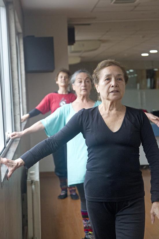 Sonia Uribe, bailarina egresada de la Facultad de Artes es parte de la "Generación del ayer", compañía independiente que trabaja la creación artística en danza con intérpretes mayores.
