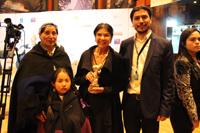La visita de Alanis Obomsawin a Valdivia, fue coronada con la entrega de la estatuilla del pudú de oro del Festival, que le fue entregada por una familia mapuche de la comuna de Lanco.