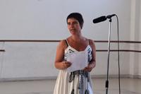La Directora del Departamento de Danza, prof. Eleonora Coloma, durante la primera muestra pública de trabajos en proceso que se realizó en el marco del proyecto "Acciones Coreográficas".