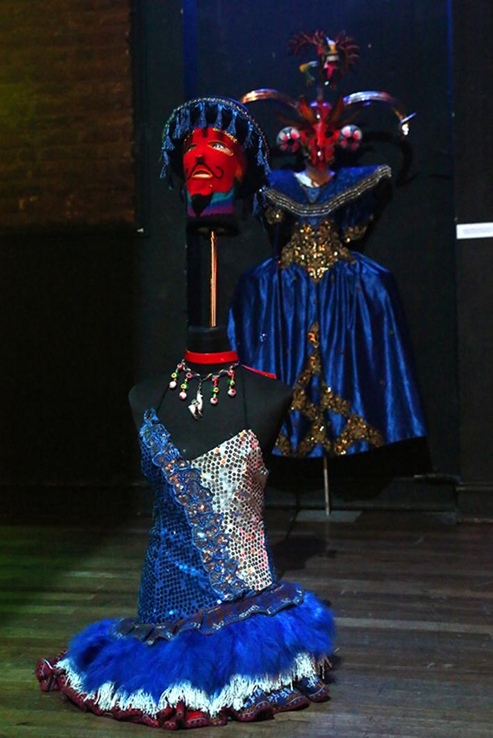 Traje y máscara de Camilo Saavedra, diseñador teatral y profesor de la carrera que mostró su trabajo en la Feria de Diseño Teatral 2015 realizada por el DETUCH.