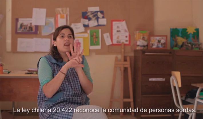 "Aprendiendo en mi lengua" está protagonizado por Javiera Villaviencio, profesora de la escuela Santiago Apostol.