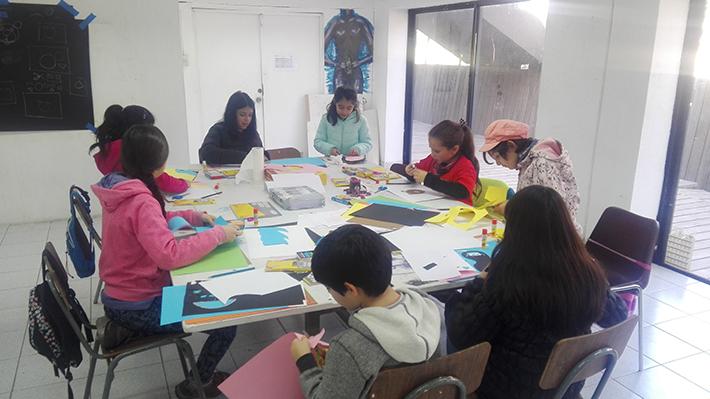 Siete niños de diversas partes de Chile concurrieron por una semana al Curso de Extensión de Invierno "Pintura y Dibujo" impartido por el Departamento de Artes Visuales.