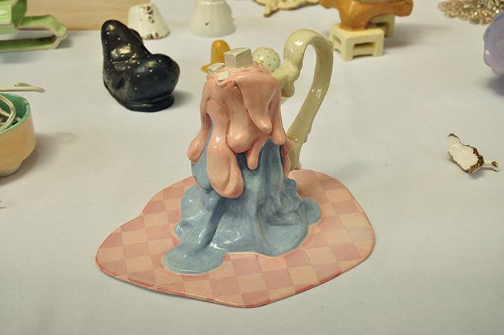La exposición "Memoria Selectiva" de la profesora de DAV Cecilia Flores, reúne una serie de piezas hechas en cerámica con las que la artista busca evocar la memoria emotiva.