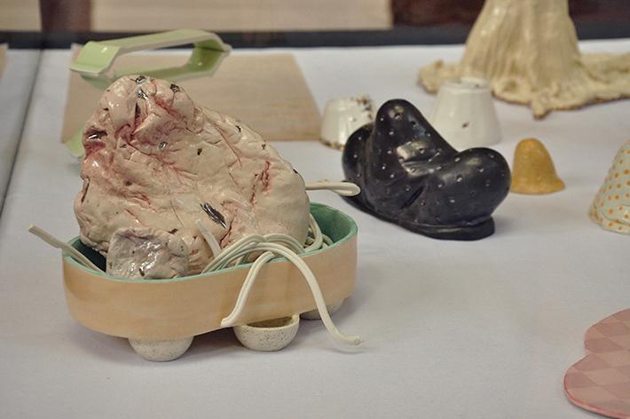 La muestra busca a través de la cerámica y sus técnicas tanto tradicionales como experimentales, pervertir el imaginario doméstico mediante la reinterpretación de los objetos de cocina.