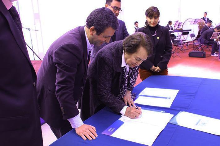 La decana de la Facultad de Artes, prof Clara Luz Cárdenas firmando el convenio que permitirá potenciar el desarrollo de las artes en los colegios municipales de Isla de Maipo.
