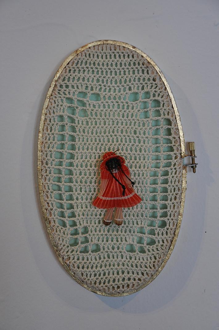 El trabajo exhibido por Flores consiste en una serie de veinte bastidores ovalados, con técnica de dorado a la hoja y que contienen tejidos a crochet representando un par de paréntesis. 