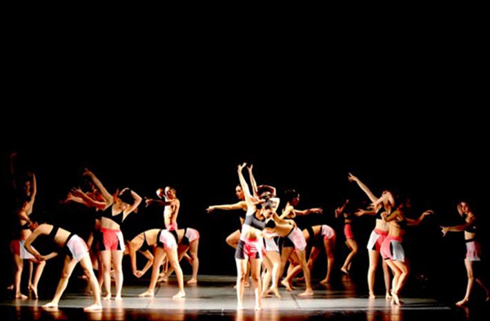 "Otro Encuentro" es el nombre de la obra de egreso de los estudiantes de Licenciatura en Artes mención Danza.