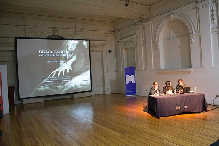 En el GAM, en el Museo Nacional de Bellas Artes se llevó a cabo el lanzamiento del libro de Tanya Maluenda "Bitácora Visual de un Trayecto Corporal" perteneciente a la colección Relatos Visuales.