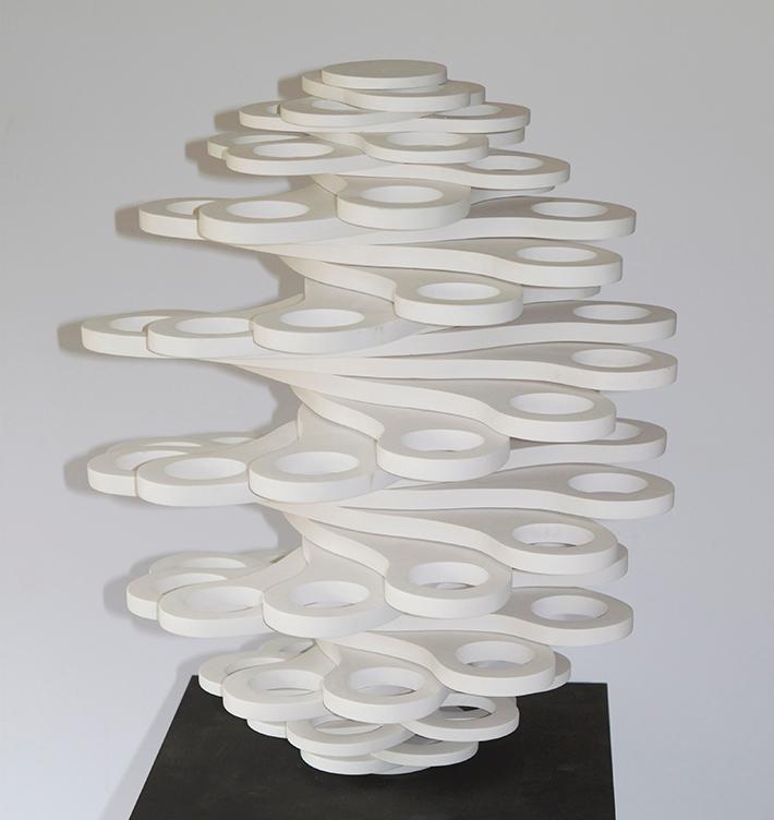 Soledad Chadwick, se hace parte de la muestra con la obra "Capullo", construida en mármol blanco reconstituido.