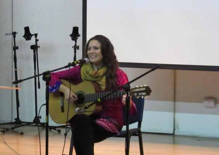 Exitoso concierto en la Facultad de Artes tuvo como protagonistas a compositoras chilenas. En la imagen, la cantautora Andrea Andreu presentando sus obras frente al público.