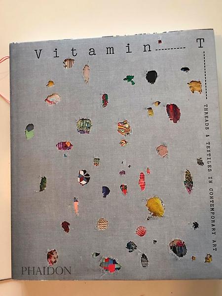 En materia de arte textil, la profesora Nury González junto a la artista Cecilia Vicuña fueron relevadas dentro de las 100 más relevantes a nivel global por la revista Vitamin T.