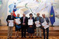 El Rector Ennio Vivaldi le hizo entrega de un galardón a los ganadores del Premio Nacional 2019 vinculados a la Universidad de Chile.