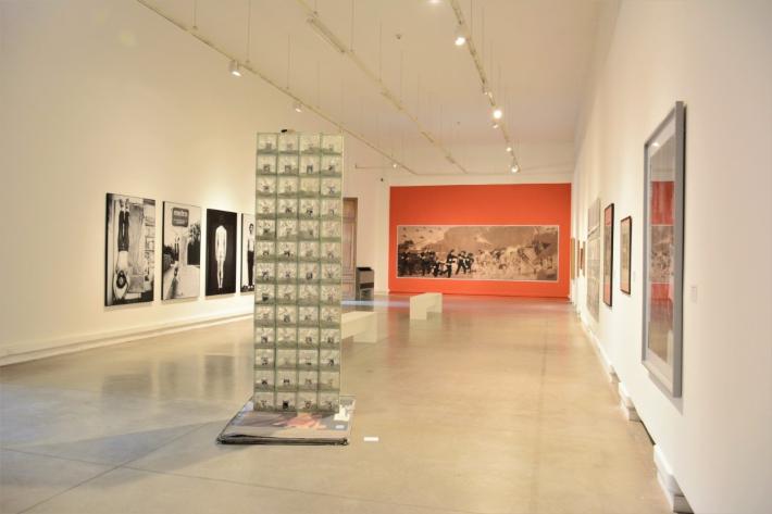 Esta exhibición hace presente la variedad de géneros artísticos en la Colección MAC, que incluyen desde arte objetual hasta fotografías, pasando por escultura, pintura, grabados, entre otros. 