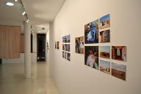 La muestra contempla la exhibición de una intervención textil-espacial realizada con los turbantes bordados en esos Campamentos de Refugiados Saharauis y el archivo fotográfico del proyecto.