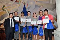 Seis estudiantes destacados que recibieron la BUCH, junto al Prorrector, profesor Sergio Jara. 