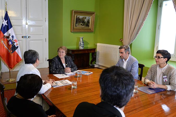 Los académicos del (CR)2 visitaron este lunes el Palacio de La Moneda para entregar el informa a la Presidenta Michelle Bachelet. 