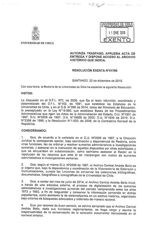 La Resolución Exenta N°01785, que oficializa el traspaso del archivo de la Dirección Jurídica a la Vicerrectoría de Extensión y Comunicaciones, a partir del Archivo Central Andrés Bello. 