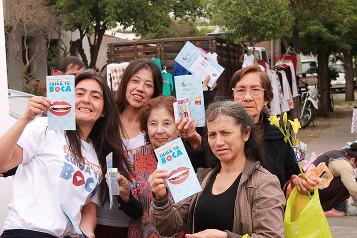 La campaña "Besa la Vida, Cuida tu Boca" llevó la promoción, prevención y educación sobre salud bucal a las ferias libres de las comunas de Recoleta e Independencia.