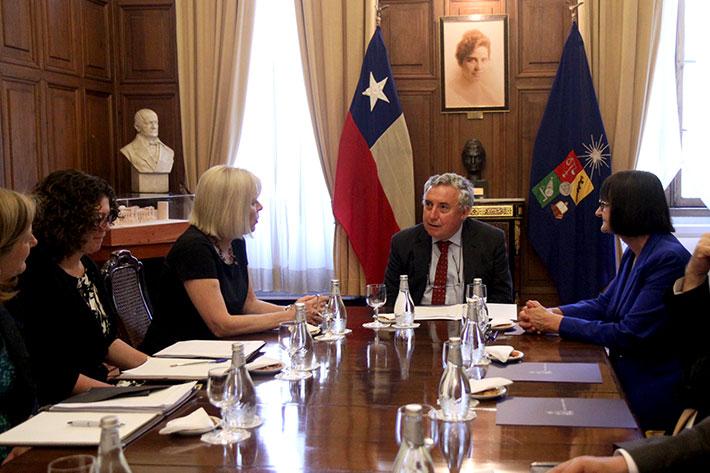 El Rector de la Universidad de Chile, Ennio Vivaldi, y la embajadora de Estados Unidos en Chile, Carol Perez, encabezaron la reunión entre ambos organismos.
