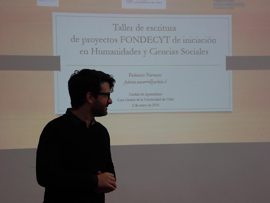 El Académico Federico Navarro es experto en lingüística y análisis de textos. 