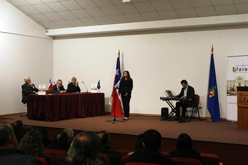 Durante la ceremonia la soprano Ángela Largo y el pianista Jaime Carter interpretaron las canciones "Gaudeamus Igitur" y "Sueño Imposible", para finalizar con el himno de la Universidad de Chile