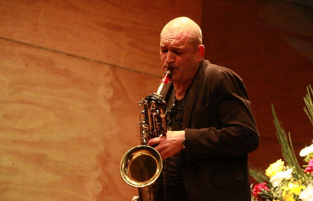 El  saxofonista e hijo de la profesora Cárdenas, Rodrigo de Petris, interpretó dos canciones y el poema "No me lo pidan", de Pablo Neruda en la ceremonia.