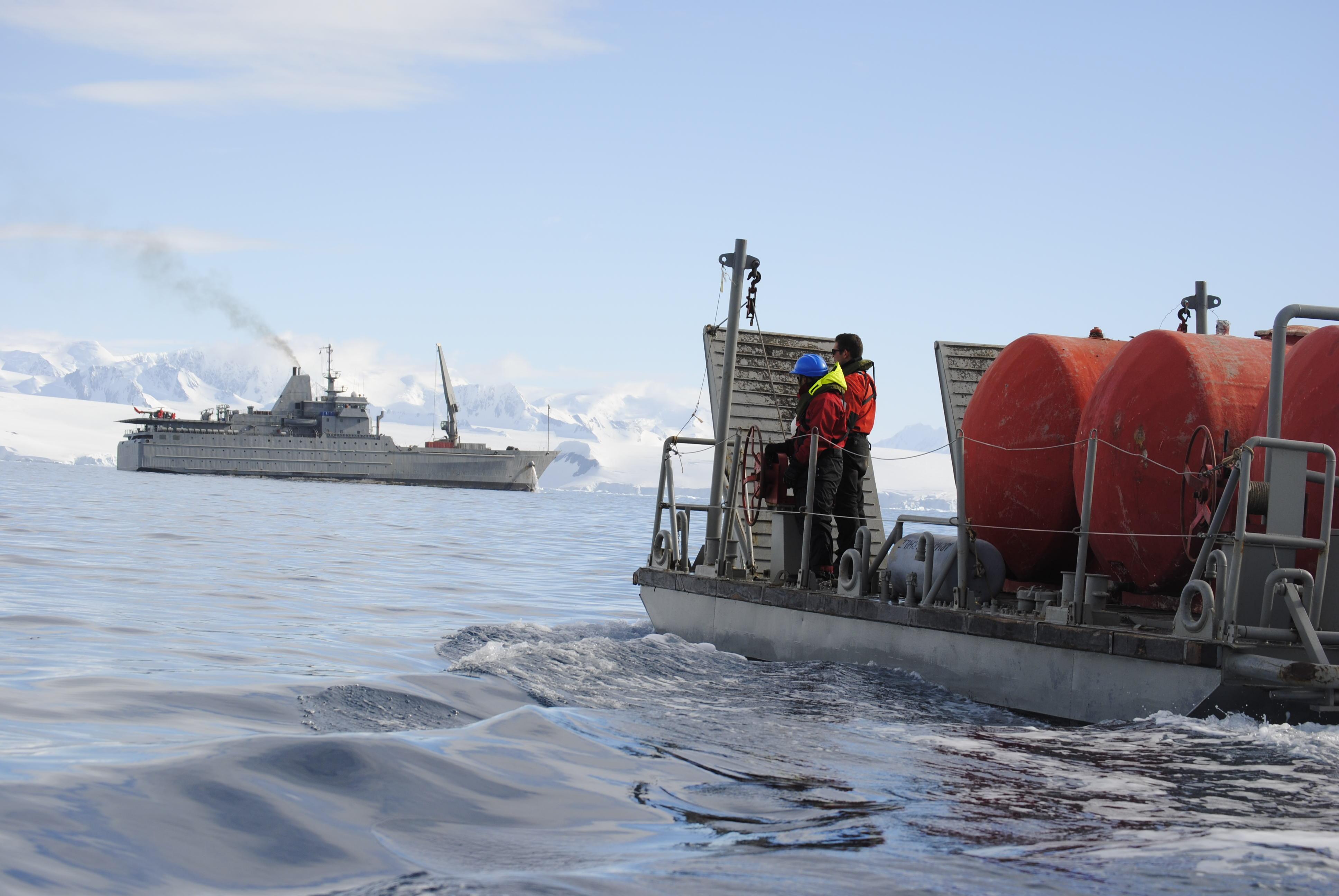Las expediciones al continente blanco son organizadas por el Instituto Antártico Chileno (INACH) y la Armada durante los veranos australes.