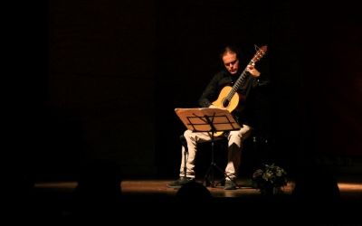 El colombiano Ricardo Cuadros interpreta Seis Tientos para Guitarra, de Gerardo Gandini. El colombiano Ricardo Cuadros interpreta Seis Tientos para Guitarra, de Gerardo Gandini.