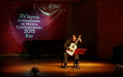 Cristian Alvear toca en guitarra Del Fuego las Resonancias, de Luis Naón. Cristian Alvear toca en guitarra Del Fuego las Resonancias, de Luis Naón.