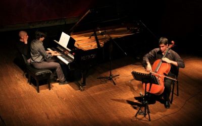 Nicolás Cortés toca en piano su obra Panorama junto a Carlos Herrera en el violoncello. Nicolás Cortés toca en piano su obra Panorama junto a Carlos Herrera en el violoncello.