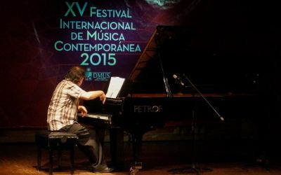 Nicolás Torres interpreta al piano abaq, de Nicolás Kliwadenko. Nicolás Torres interpreta al piano abaq, de Nicolás Kliwadenko.