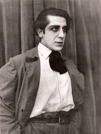 Pedro Sienna dirigió y protagonizó El Húsar de la Muerte, considerada patrimonio histórico, restaurada en tres oportunidades y la única cinta muda chilena que se conserva hasta la fecha.