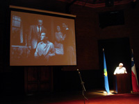 José Pineda comentó con soltura y humor cada una de las imágenes que daban testimonio de la trayectoria del maestro González.