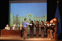 El Coro de la Facultad de Medicina de la Universidad de Chile interpretó para los asistentes "La vie en rose" y "Cantares", de Edith Piaf y J.M. Serrat, respectivamente. 