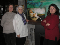 En la fotografía, de izq. a der.: Cecilia Montecino, Eliana Banderet y Vivian Montecino junto a la imagen del Premio Nacional de Arte 1993.