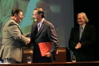 El Rector de la U. de Chile, Víctor Pérez Vera, -quien estuvo acompañado del Vicerrector de Extensión Francisco Brugnoli- y el alcalde Rabindranath Quinteros intercambiaron regalos protocolares. 
